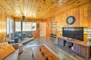 Charming Chalet Deck, 5 Mi to Big Bear Lake!